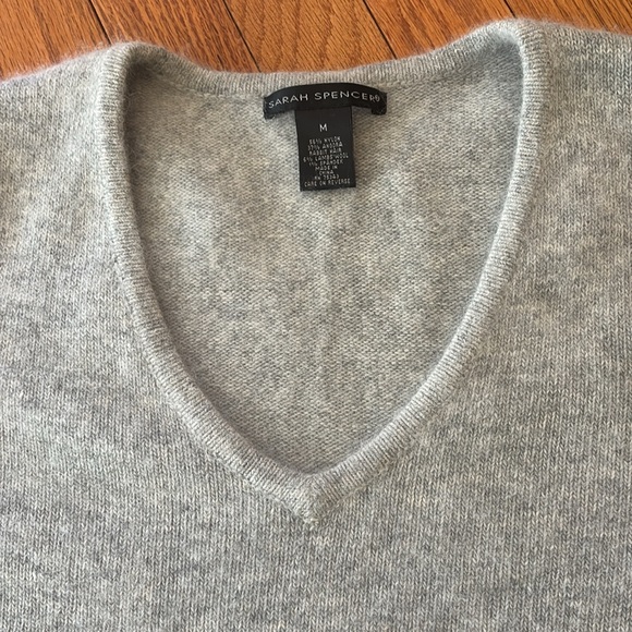 Sarah Spencer light gray v neck  fitted sweater - Picture 2 of 9